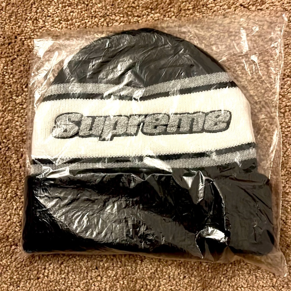 AUTHENTIC Supreme Chenille Stripe Beanie in Black FW19 BN13